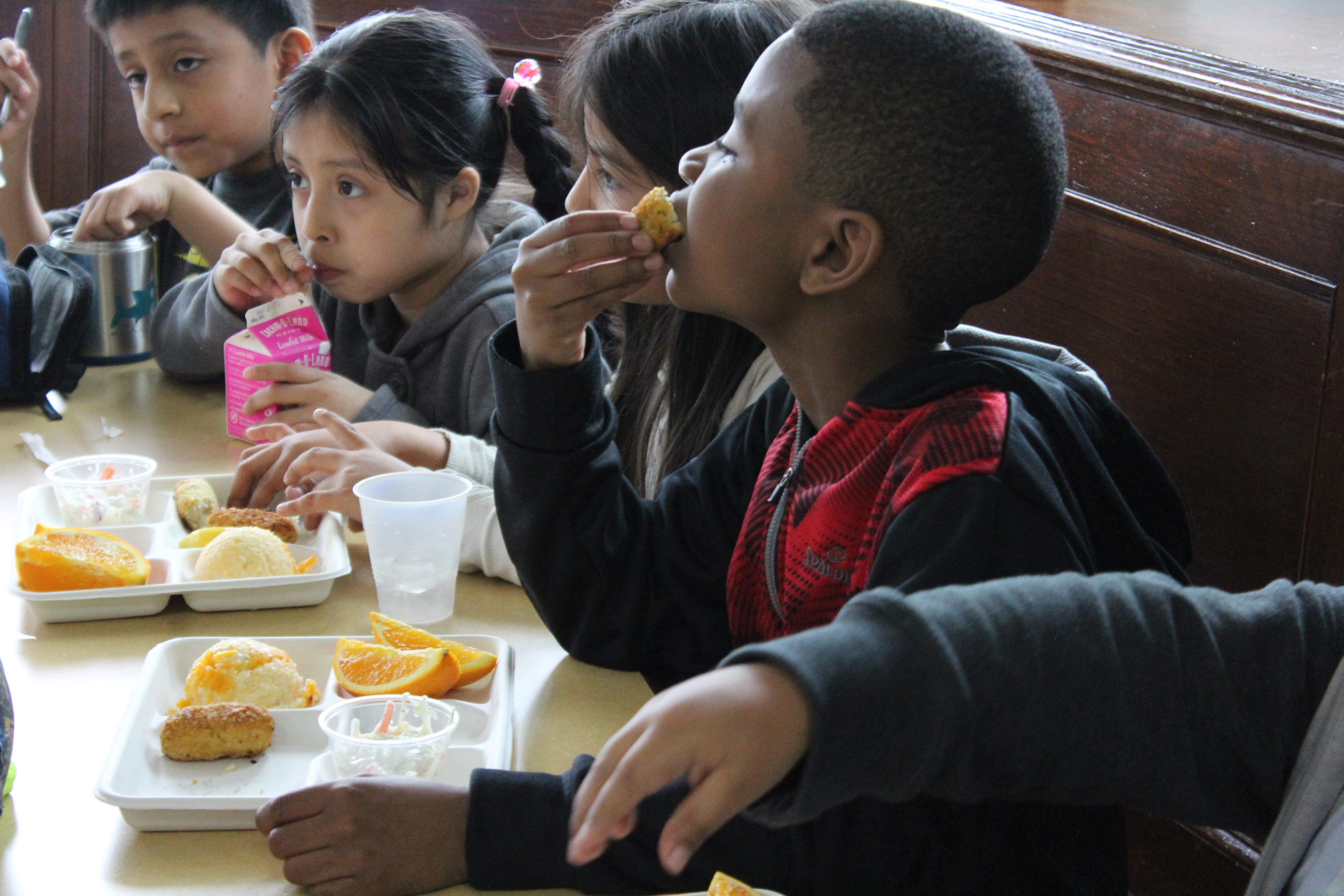 school kids eating food